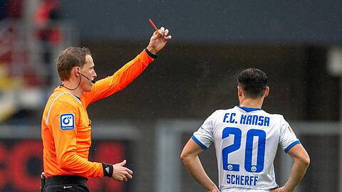 Bereits früh in der Partie zeigte Schiedsrichter Martin Petersen Rostocks Lukas Scherff für ein Foulspiel die Rote Karte.