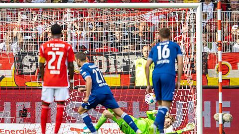 Hoffenheims Andrej Kramaric (2.v.l) verwandelt den Strafstoß zum 1:0.