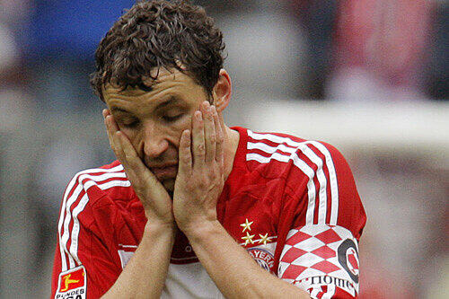 Mark van Bommel in Aktion: Der Mittelfeldspieler ist bei Freund und Feind gefürchtet wegen seiner kompromisslosen Spielweise.