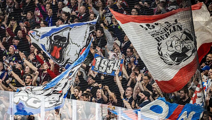 Grund zur Freude bei den Berliner Fans: Die Eisbären stehen unmittelbar vor ihrer zehnten Meisterschaft.
