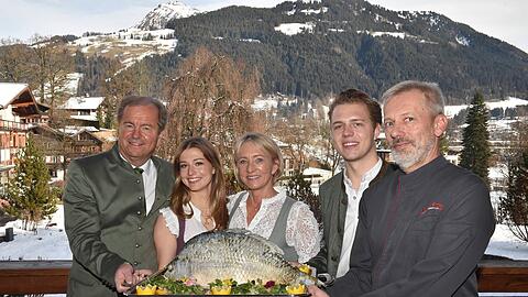 Hotel-Chef Johannes Mitterer (li.) und Koch Jürgen Bartl (re.) mit Heidi Beckenbauer samt den Kindern Francesca und Joel
