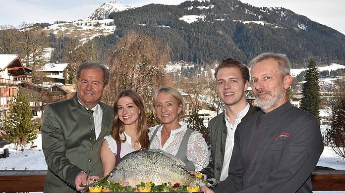 Hotel-Chef Johannes Mitterer (li.) und Koch Jürgen Bartl (re.) mit Heidi Beckenbauer samt den Kindern Francesca und Joel