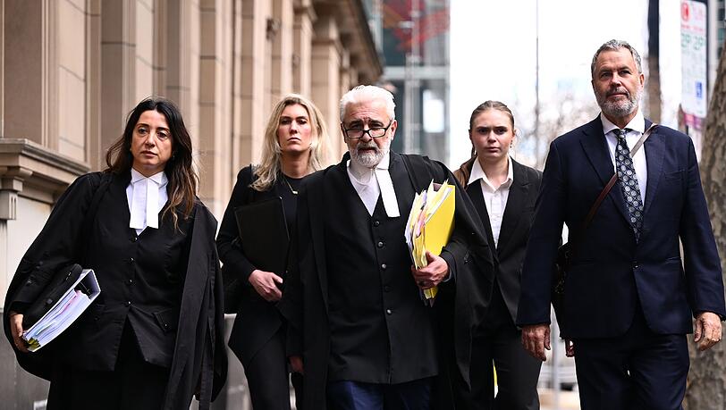 Im Fall einer wegen dreifachen Mordes mit Giftpilzen zu lebenslanger Haft verurteilten Frau hat in Australien die Berufungsverhandlung begonnen. Die Anwälte (Bild) beanstanden Verfahrensfehler. Im Fall einer wegen dreifachen Mordes mit Giftpilzen zu lebenslanger Haft verurteilten Frau hat in Australien die Berufungsverhandlung begonnen. Die Anwälte (Bild) beanstanden Verfahrensfehler.