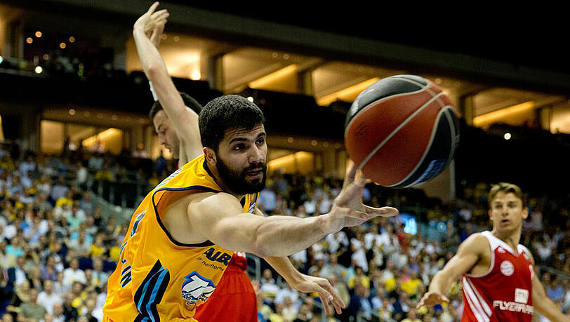 Alba Berlin hat den FC Bayern im zweiten Finalspiel der Basketballbundesliga besiegt. Alba Berlin hat den FC Bayern im zweiten Finalspiel der Basketballbundesliga besiegt.