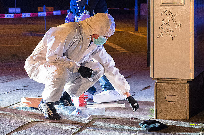 Spurensicherung am Tatort: Ein Hamburger Hausbesitzer hat in der Nacht auf Mittwoch einen Einbrecher erschossen.