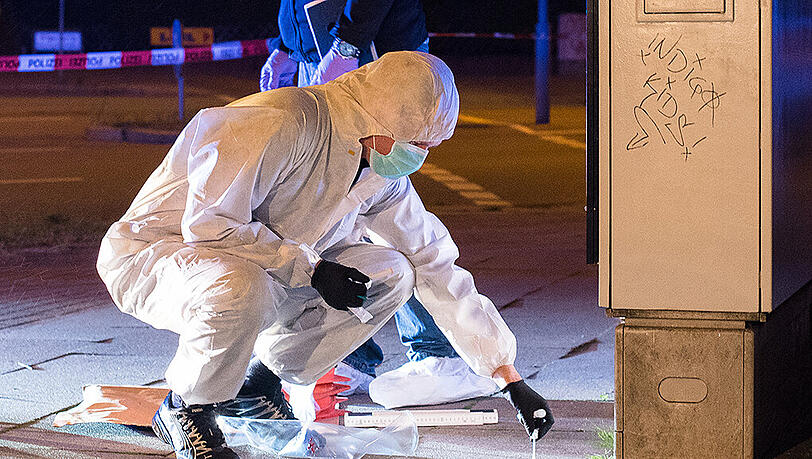 Spurensicherung am Tatort: Ein Hamburger Hausbesitzer hat in der Nacht auf Mittwoch einen Einbrecher erschossen. Spurensicherung am Tatort: Ein Hamburger Hausbesitzer hat in der Nacht auf Mittwoch einen Einbrecher erschossen.