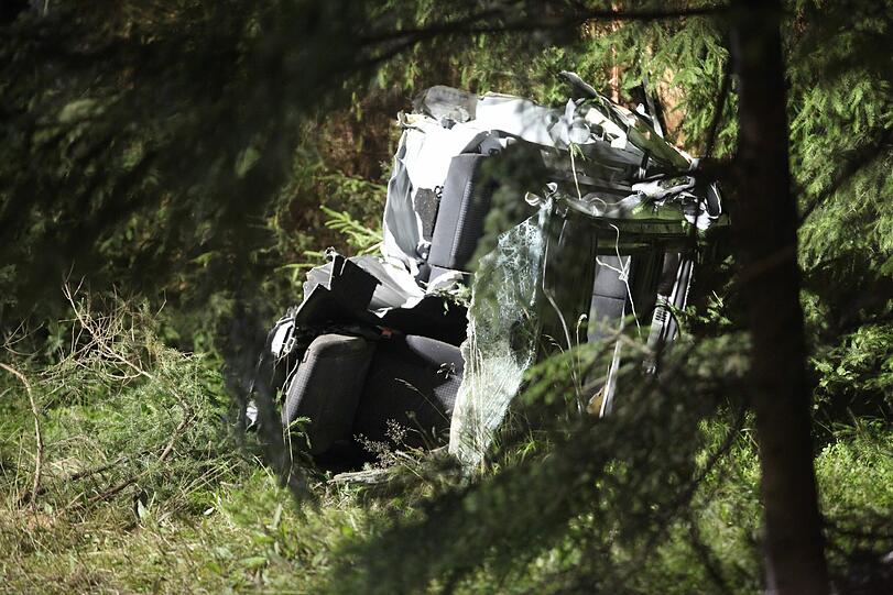 Durch die Wucht des Aufpralls wurde der Mercedes regelrecht zerfetzt. Der Fahrer starb in den Trümmern.