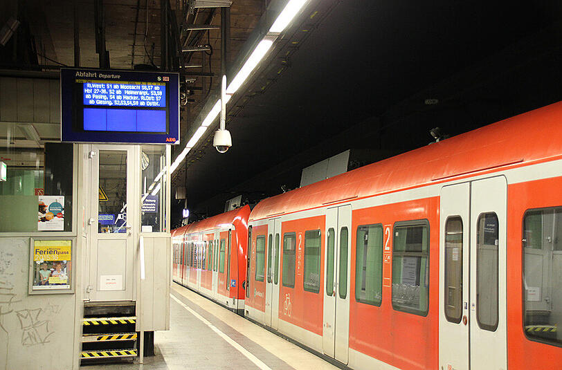 Die defekte S-Bahn am Bahnhof "Isartor".