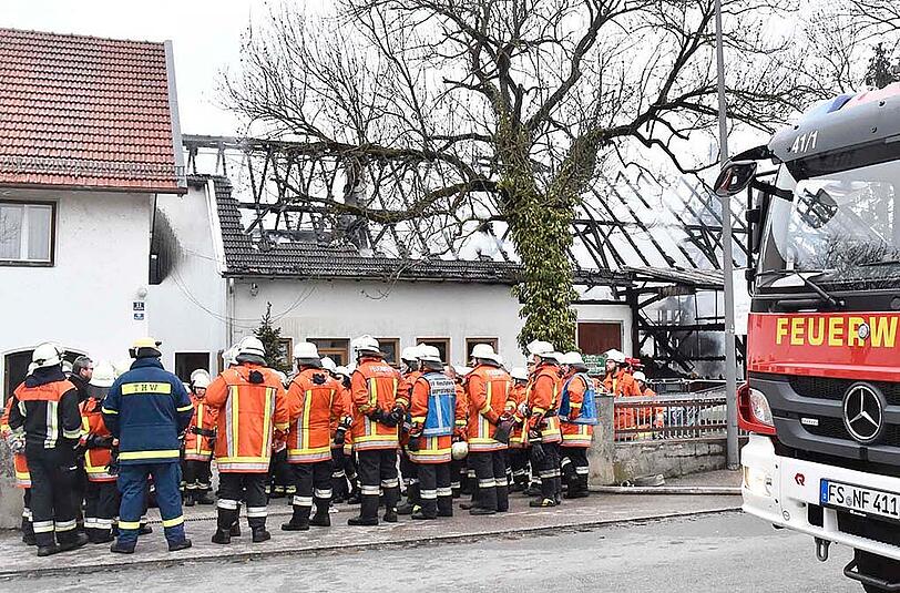 Bilder vom Bauernhof-Brand in Neufahrn bei Freising. Der Landwirt erlitt einen Herzinfarkt, als er den Brand bemerkte.