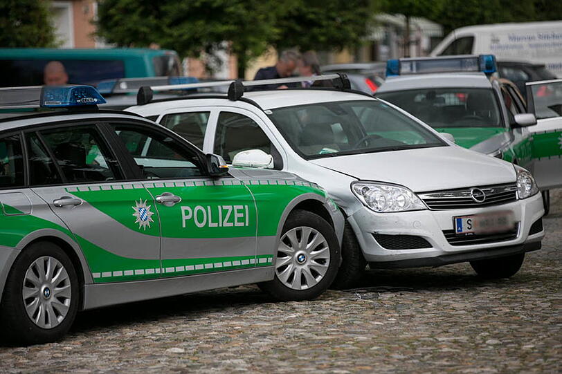 Eine halbe Stunde jagte die Polizei dem Einbrecher im Landkreis Traunstein hinterher. Erst in Tittmoning wurde er gestoppt. Die Bilder.