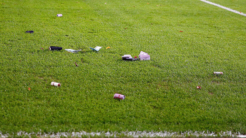 Die Bayern-Fans warfen etliche Falschgeld-Bündel auf den Rasen.