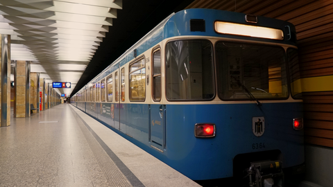 Leere am Bahnsteig: Die Nachfrage bei den öffentlichen Verkehrsmitteln hat sich mehr als halbiert.