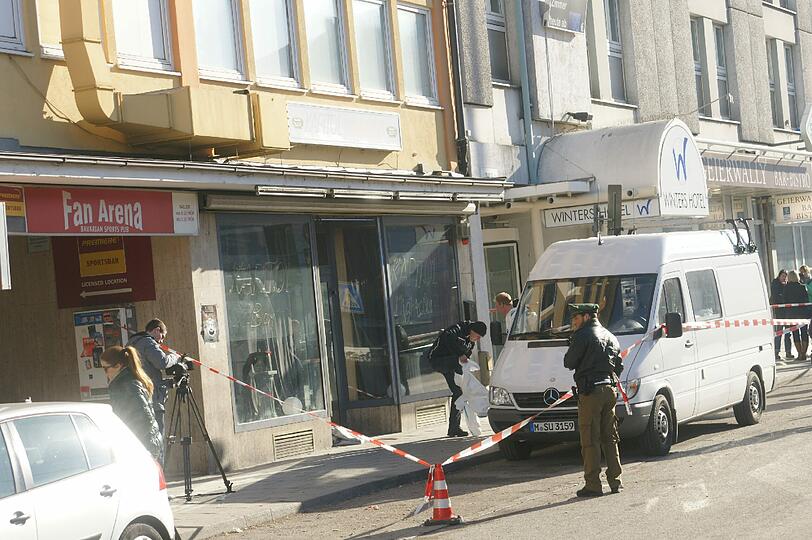 Eine Frau stirbt nach einem blutigen Vorfall im Nachtclub. Die Bilder von der Spurensicherung am "Kapitol" in der Arnulfstraße.