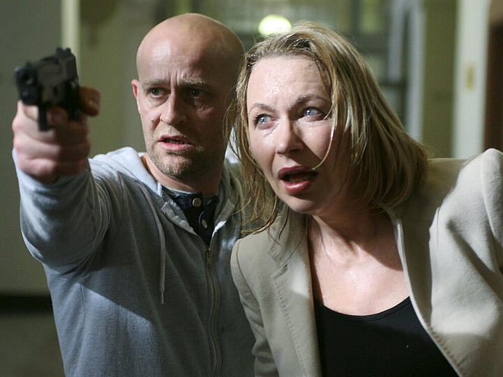"Tod einer Polizistin": Anwältin Nina Klingen (Theresa Hämer) wird von Frank Keller (Jürgen Vogel) als Geisel genommen