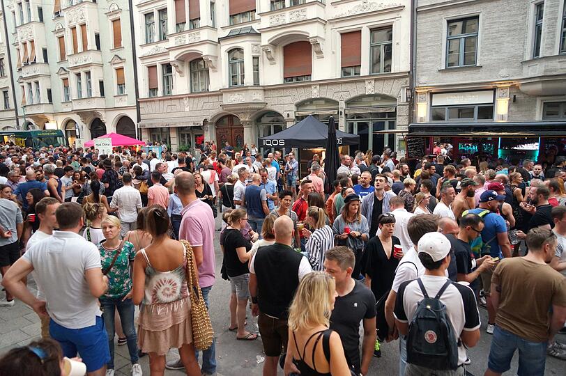 Laut, bunt und vor allem schwul: Das Hans-Sachs-Straßenfest zieht knapp 10.000 Menschen aus München und der queeren Szene an.