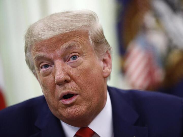 US-Präsident Donald Trump spricht im Oval Office des Weißen Hauses.