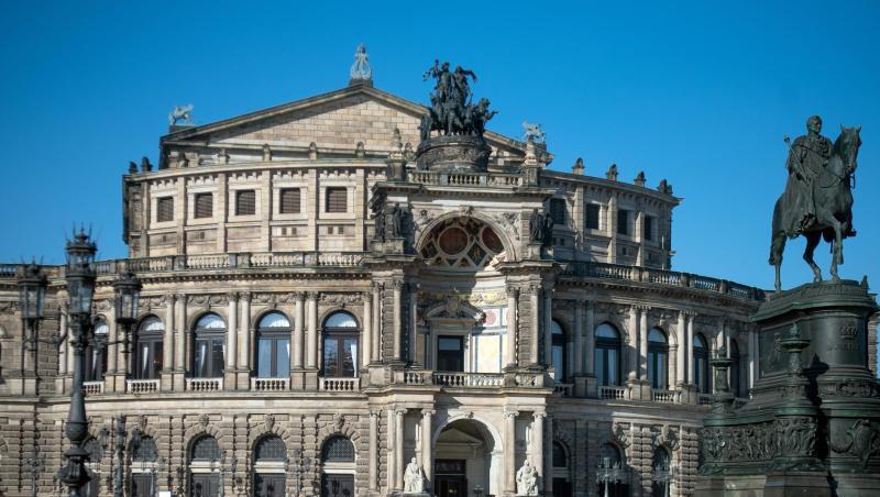 Blick auf die Dresdner Semperoper auf dem Theaterplatz mit dem Reiterstandbild. Foto: Monika Skolimowska/zb/dpa Blick auf die Dresdner Semperoper auf dem Theaterplatz mit dem Reiterstandbild. Foto: Monika Skolimowska/zb/dpa
