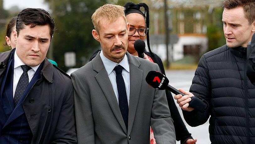 Der Musiker Daniel Johns und sein Anwalt (l.) auf dem Weg ins Gericht