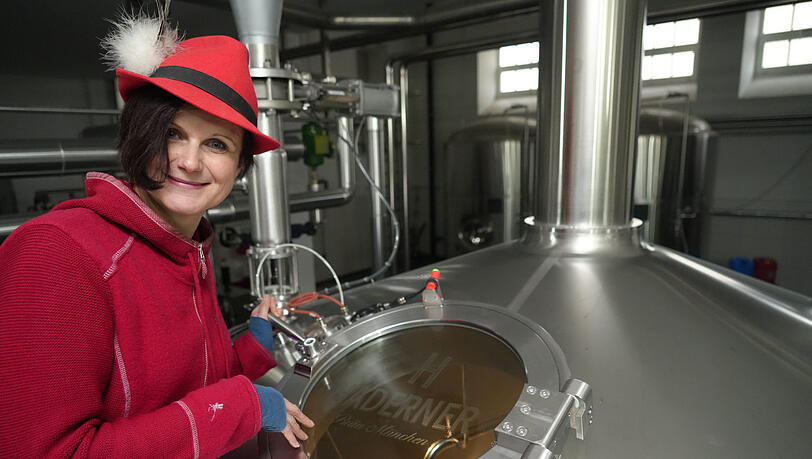 Marta Girg führt durch die neue Brauhalle. Die Tanks sind schon da, aber noch leer. Marta Girg führt durch die neue Brauhalle. Die Tanks sind schon da, aber noch leer.