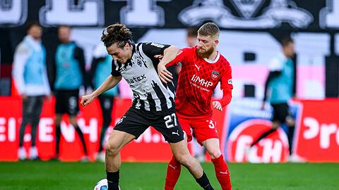 Heidenheims Jan-Niklas Beste (r) im Zweikampf mit Rocco Reitz.