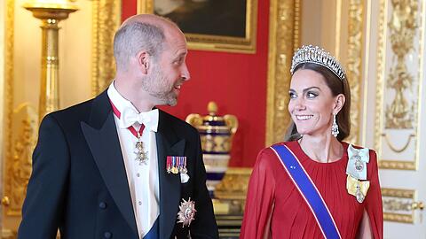 Prinzessin Kate (r.) und Prinz William waren lächelnd auf mehreren Bildern zu sehen.