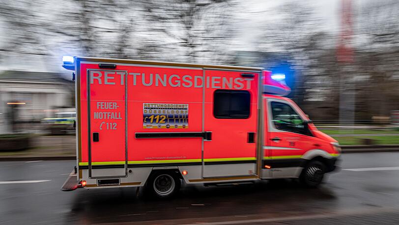 Eine 71 Jahre alte Fußgängerin stirbt nach einem Unfall im Krankenhaus. (Symbolbild)