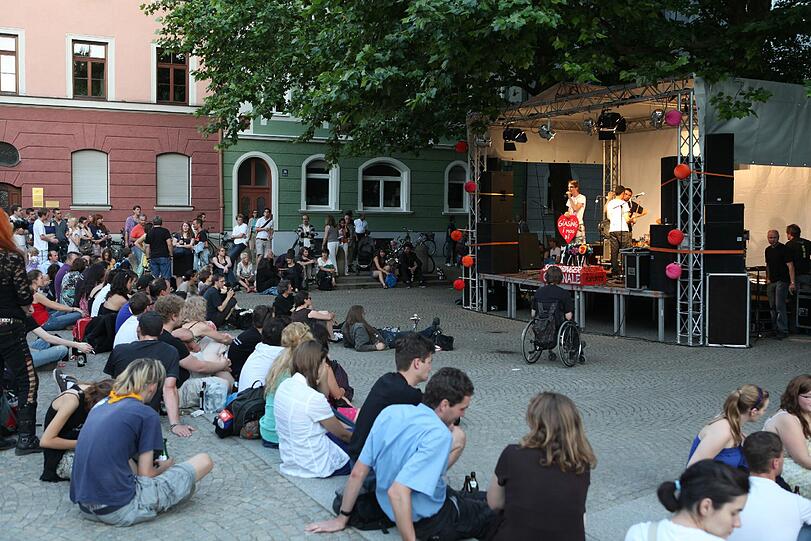 Protestkundgebung für die Kultkneipe am Dienstagabend.