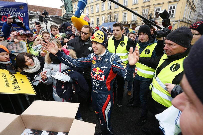 Große Siegesfeier für Sebastian Vettel in Graz: 30.000 Fans feiern den dreimaligen Titelträger, der er in seinem Red Bull einige Runden durch das alte Zentrum der österreichischen Stadt drehte.