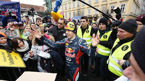 Große Siegesfeier für Sebastian Vettel in Graz: 30.000 Fans feiern den dreimaligen Titelträger, der er in seinem Red Bull einige Runden durch das alte Zentrum der österreichischen Stadt drehte.