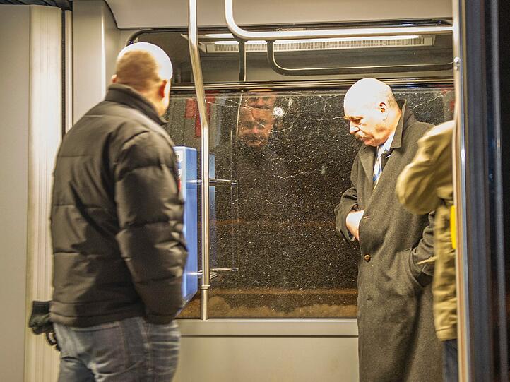 Attacke auf eine Tram-Bahn: Verletzt wurde nach ersten Angaben der Polizei niemand.