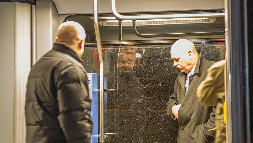 Attacke auf eine Tram-Bahn: Verletzt wurde nach ersten Angaben der Polizei niemand. Attacke auf eine Tram-Bahn: Verletzt wurde nach ersten Angaben der Polizei niemand.