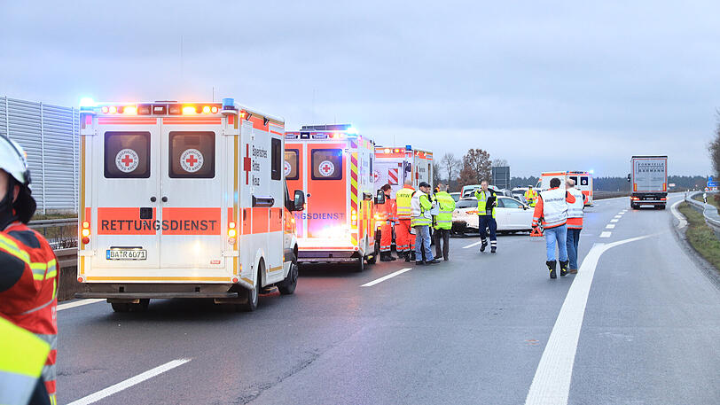 Bei der Massenkarambolage auf der A73 verletzten sich 18 Personen. Die Bilder von der Unfallstelle bei Breitengüßbach zum Durchklicken.