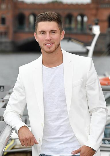 In der Final-Show von "Promi Big Brother" wurde Joey Heindle bereits zu "Dancing on Ice" eingeladen. Eigentlich sollte er bereits im Januar über das Eis tanzen, musste aber verletzungsbedingt zurücktreten.