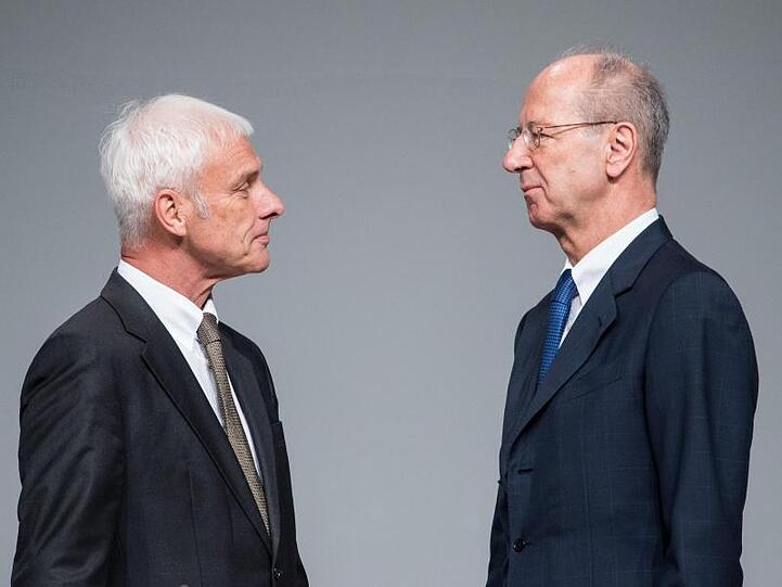 Matthias Müller (l), ehemaliger Vorstandsvorsitzender der Volkswagen AG, und Hans Dieter Pötsch, Vorsitzender des VW-Aufsichtsrates, stehen sich vor Beginn der Hauptversammlung der Volkswagen AG gegenüber.
