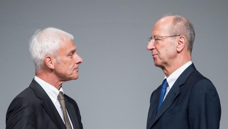 Matthias Müller (l), ehemaliger Vorstandsvorsitzender der Volkswagen AG, und Hans Dieter Pötsch, Vorsitzender des VW-Aufsichtsrates, stehen sich vor Beginn der Hauptversammlung der Volkswagen AG gegenüber. Matthias Müller (l), ehemaliger Vorstandsvorsitzender der Volkswagen AG, und Hans Dieter Pötsch, Vorsitzender des VW-Aufsichtsrates, stehen sich vor Beginn der Hauptversammlung der Volkswagen AG gegenüber.