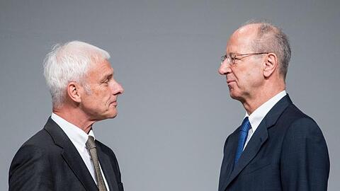 Matthias Müller (l), ehemaliger Vorstandsvorsitzender der Volkswagen AG, und Hans Dieter Pötsch, Vorsitzender des VW-Aufsichtsrates, stehen sich vor Beginn der Hauptversammlung der Volkswagen AG gegenüber.