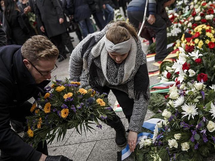 Vor dem Mahnmal am Breitscheidplatz werden Blumengestecke abgelegt.