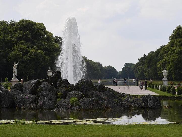 Die Fontäne eines Springbrunens im Schlosspark Nymphenburg. Foto: Felix Hörhager/dpa/Archivbild