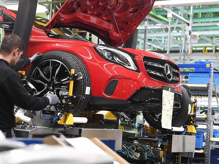 Im Werk Rastatt der Daimler AG werden an einem Mercedes-Benz GLA die Reifen angebracht.