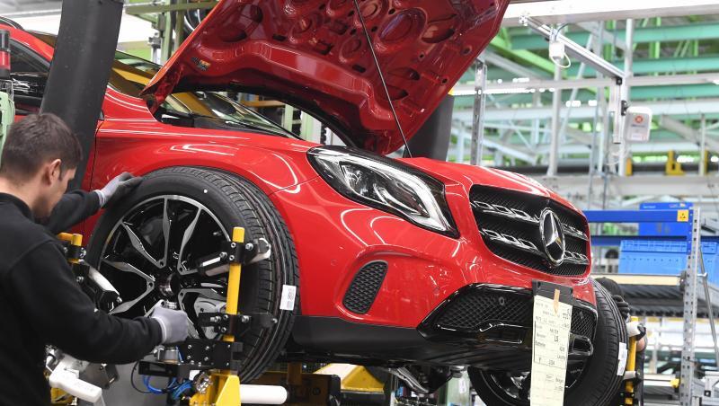 Im Werk Rastatt der Daimler AG werden an einem Mercedes-Benz GLA die Reifen angebracht. Im Werk Rastatt der Daimler AG werden an einem Mercedes-Benz GLA die Reifen angebracht.
