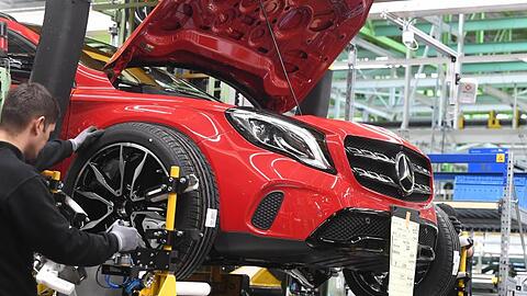 Im Werk Rastatt der Daimler AG werden an einem Mercedes-Benz GLA die Reifen angebracht.