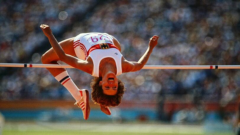 Wieder ein Gold, wieder ein Rekord: Mit dem Sieg in Los Angeles 1984 wird Ulrike Meyfarth die älteste Hochsprung-Olympiasiegerin. Wieder ein Gold, wieder ein Rekord: Mit dem Sieg in Los Angeles 1984 wird Ulrike Meyfarth die älteste Hochsprung-Olympiasiegerin.
