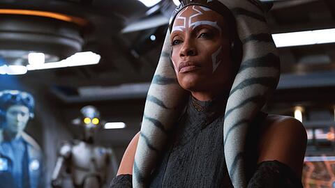 "Star Wars"-Fans erleben in "Ahsoka" Rosario Dawson als Titelfigur Ahsoka Tano.