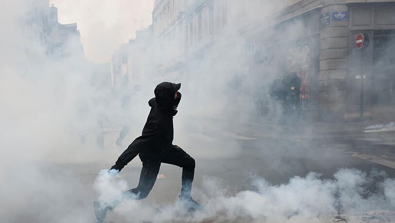 Ein Demonstrant wirft in Rennes eine Tränengasgranate in Richtung der Polizei. Ein Demonstrant wirft in Rennes eine Tränengasgranate in Richtung der Polizei.