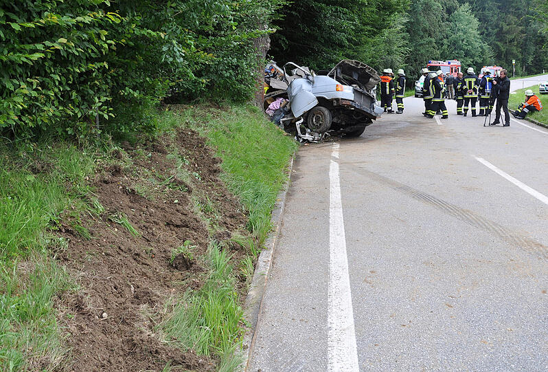 An einem Baum zerschellt ist das Unfallfahrzeug - die Bilder vom Horror-Crash in Simbach.