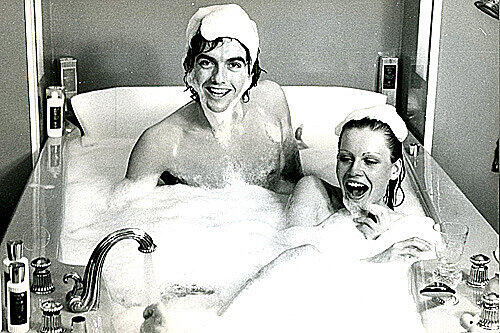 Ich kann mich erinnern, einmal drehten wir in der Seidlvilla. Ich saß mit meiner Partnerin in der Badewanne – und plötzlich stürmt der Hartwig rein und brüllt „Der Achim sitzt wohl wieder in der Wanne und badet auf meine Kosten!“