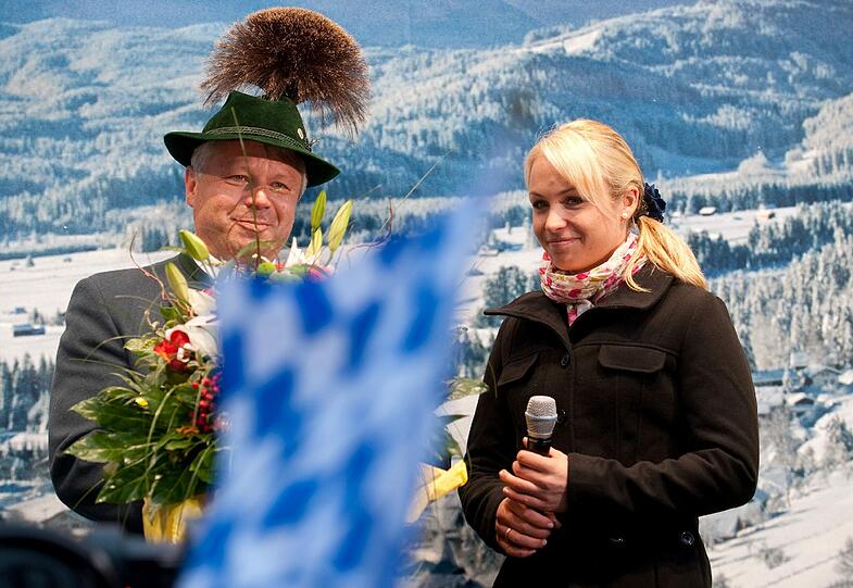 Über 5000 Fans bereiten Biathlon-Legende Neuner in Wallgau einen großen Abschied. Der schönste Wanderweg der Region wird nach ihr benannt. &bdquo;Eine Riesenehre, ich bin sprachlos&ldquo;. Die AZ zeigt die Bilder von Lenas Triumphzug durch Wallgau.