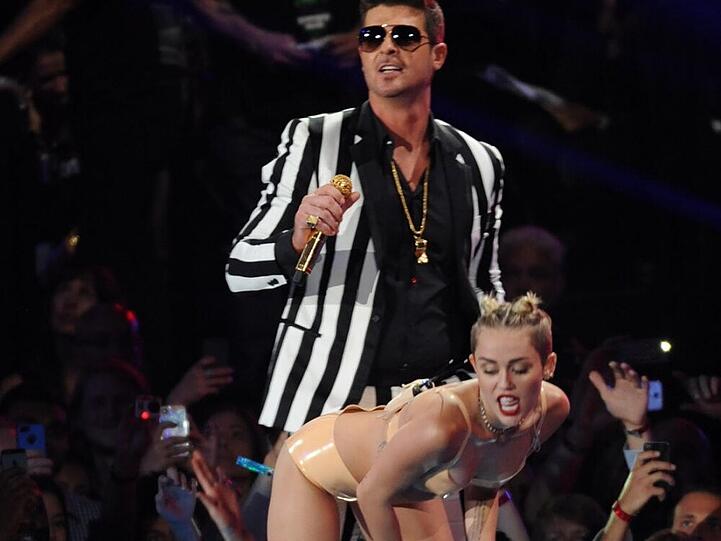 Provokant: Miley Cyrus strippt im hautfarbenen Bikini in eindeutiger Pose
