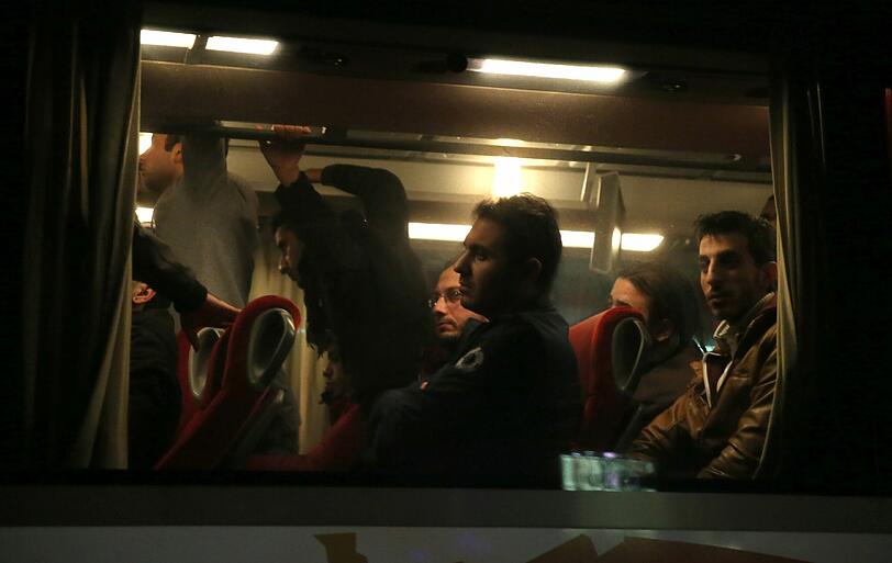 Aus Protest gegen die Flüchtlingspolitik von Kanzlerin Angela Merkel  hat Landrat Peter Dreier 31 Flüchtlinge mit einem Bus zum Kanzleramt bringen lassen.