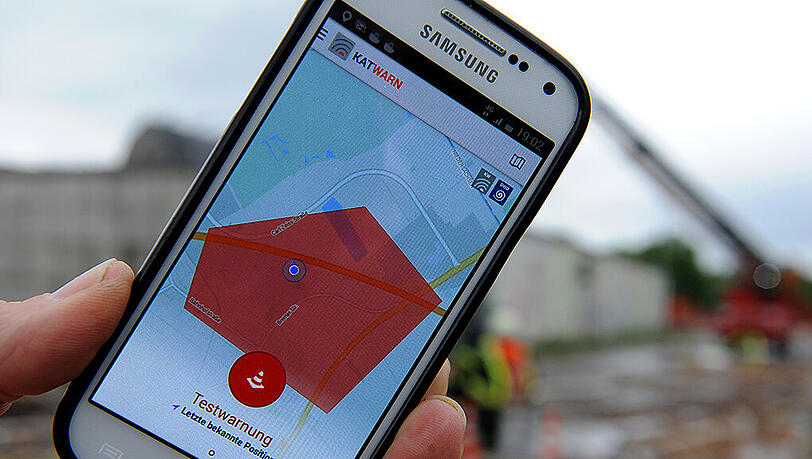 Per Handy auf Katastrophen und Gefahrensituationen hinweisen: Das kann das Katwarn-System. (Archivbild)